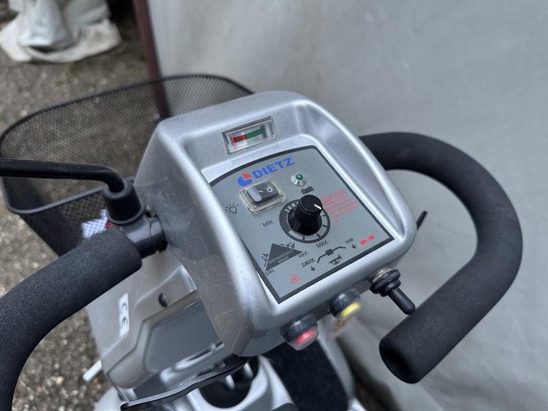 Invacare Leo Elektromos Rokkantkocsi (Szürke Üléssel) - Image 2